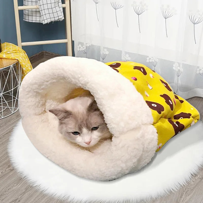 Gato dentro del saco de dormir de felpa