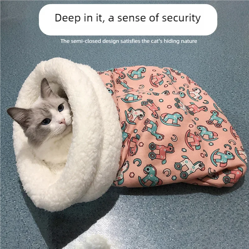 Gato acurrucado en el saco de dormir